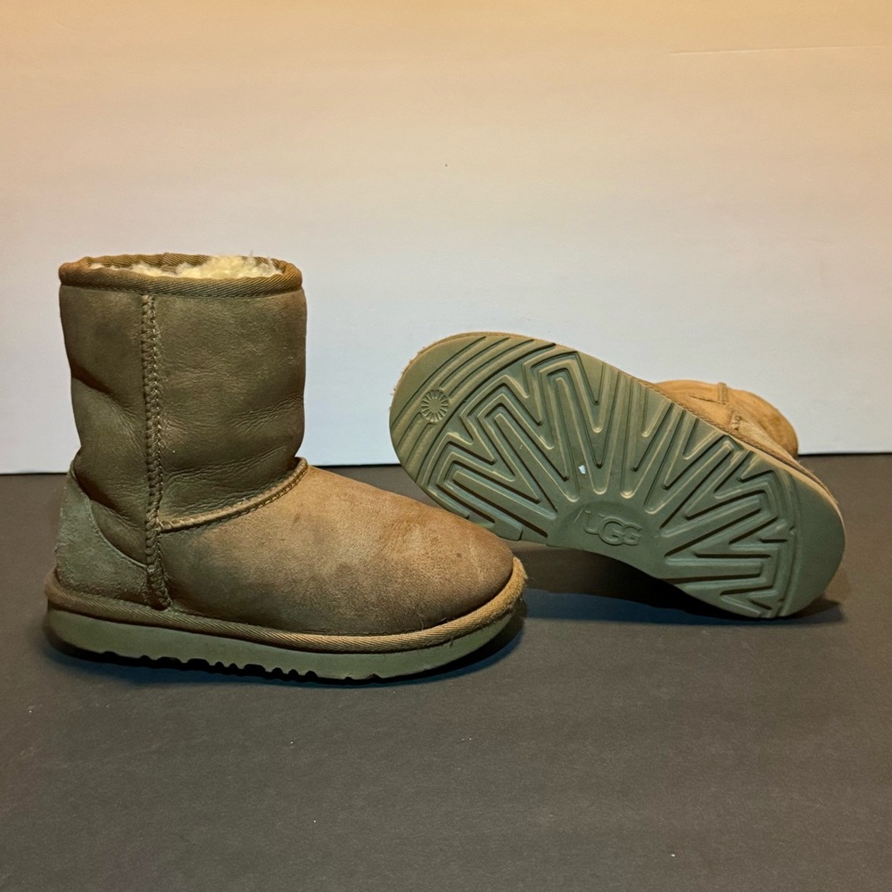 UGG Classic Short Boots in Tan